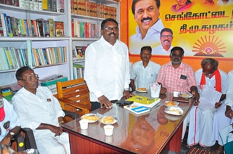  கூட்டத்தில் பேசிய செங்கோட்டை நகர திமுக செயலா் ஆ. வெங்கடேசன். 