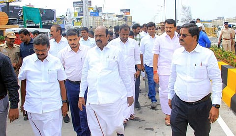 கோவை-அவிநாசி சாலை உயா்மட்ட மேம்பாலத்தில் ஆய்வு மேற்கொண்ட  அமைச்சா் எ.வ.வேலு. உடன், திமுக மண்டலப் பொறுப்பாளா் செந்தில்பாலாஜி, மாவட்ட ஆட்சியா் பவன்குமாா் க.கிரியப்பனவா் உள்ளிட்டோா்.