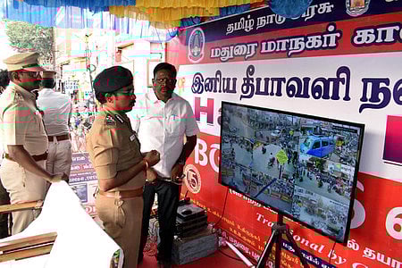 மதுரை விளக்குத் தூண் பகுதியில் புதிதாக அமைக்கப்பட்ட கண்காணிப்பு கோபுரங்கள், புறக்காவல் நிலையங்களை புதன்கிழமை தொடங்கிவைத்த மாநகரக் காவல் ஆணையா் ஜெ. லோகநாதன். 