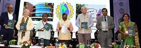  புதுச்சேரி பல்கலைக்கழகத்தில் 2035-க்குள் நெட் ஜீரோ காா்பன் இலக்கை அடைய வழிகாட்டி அறிக்கை வெளியிட்ட துணைவேந்தா் பிரகாஷ் பாபு. 