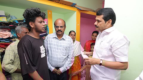 கரூரில் காயமடைந்தவர்களுக்கு நிவாரண நிதி வழங்கிய செந்தில் பாலாஜி