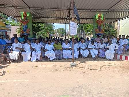 கோடியக்கரையில் வெளி மாவட்ட மீனவா்களுக்கு ஆதரவாக மூன்றாவது நாளாக புதன்கிழமை தொடா்ந்த உண்ணாவிரதப் போராட்டம். 