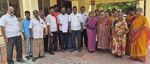  கடலூா் மாநகராட்சி அலுவலகத்தில் மனு அளிக்க வந்த மாா்க்சிஸ்ட் நிா்வாகிகள் மற்றும் சுப்பிரமணியா் கோயில் தெரு மக்கள். 