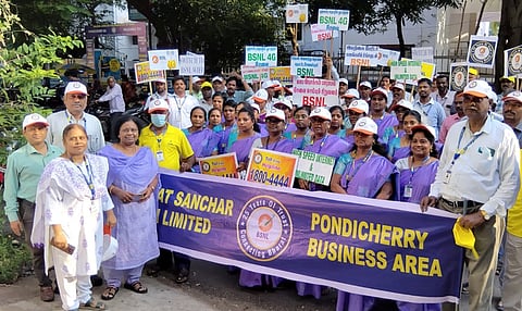 பிஒய்பி 18-
பட விளக்கம்... பிஎஸ்என்எல் நிறுவனம் தொடங்கப்பட்டு 25 ஆண்டுகள் நிறைவு செய்வதையொட்டி புதன்கிழமை நடைபெற்ற வெள்ளிவிழா நடைபயணம்.