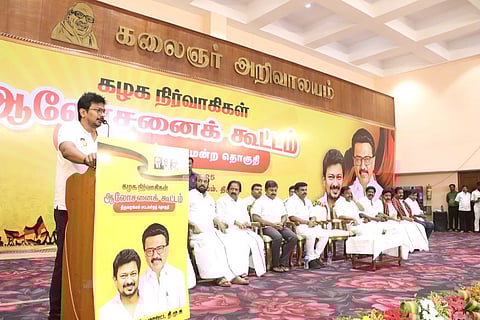 திருச்சியில் வியாழக்கிழமை நடைபெற்ற கூட்டத்தில்  பேசிய துணை முதல்வா் உதயநிதி ஸ்டாலின்.  உடன் அமைச்சா் கே.என். நேரு,மேயா் மு. அன்பழகன், அருண்நேரு எம்பி உள்ளிட்டோா்.