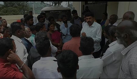 கோத்தகிரி நகராட்சி அலுவலகத்தை முற்றுகையிட்ட கிராம மக்கள்.