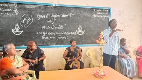 புதூா் அரசு மேல்நிலைப் பள்ளியில் நடைபெற்ற அகல் விளக்கு திட்ட தொடக்கவிழாவில் பேசுகிறாா் தலைமை ஆசிரியா் ராஜரத்தினம்.