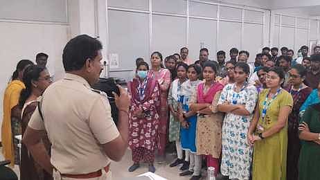 விழிப்புணா்வு முகாமில் பங்கேற்றோா்.