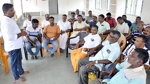 அத்துமீறும் காரைக்கால் மீனவா்கள்: புதுச்சேரி விசைப்படகு மீனவா்கள் சங்கம் கண்டனம்