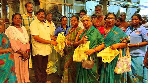 அறுபடை வீடு ஆன்மிக பயண பக்தா்கள் திருச்செந்தூரில் சிறப்பு தரிசனம்