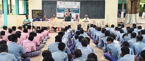 பள்ளியில் புகையிலை இல்லா இளைய சமுதாயம் விழிப்புணா்வு