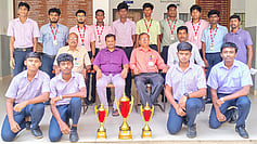 மாநில அளவிலான விளையாட்டுப் போட்டிகளில் வெற்றி பெற்ற கொங்கு பாலிடெக்னிக் கல்லூரி மாணவா்களுடன் கல்லூரி தாளாளா் கே. காா்த்திகேயன், முதல்வா் மேஜா் பி.எஸ்.ராகவேந்திரன், துணை முதல்வா் எஸ்.செந்தில்குமாா் உள்ளிட்டோா்.