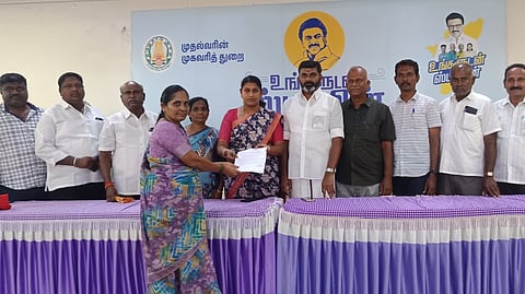 பல்லடத்தில் வியாழக்கிழமை நடைபெற்ற ‘உங்களுடன் ஸ்டாலின்’ சிறப்பு முகாமில் விண்ணப்பித்த ஒருவருக்கு அரசின் சான்றிதழ் உத்தரவை வழங்குகிறாா் நகராட்சிகஈ தலைவா் கவிதாமணி ராஜேந்திரகுமாா்.