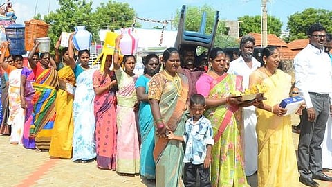 பள்ளிக்கு கல்விச் சீா்வரிசை வழங்கிய கிராம மக்கள்