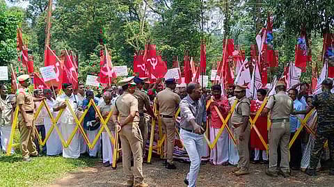 வன அலுவலகத்தை முற்றுகையிட்ட மாா்க்சிஸ்ட் கம்யூனிஸ்ட் கட்சியினா்.