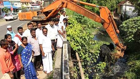 பறக்கின்கால் கால்வாய் தூா்வாரும் பணி தொடக்கம்