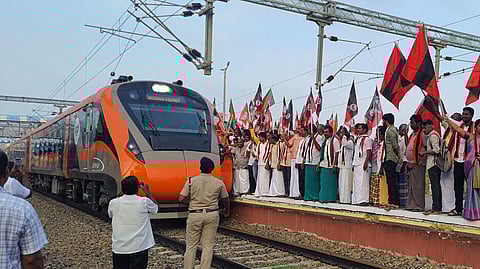 ‘வந்தே பாரத்’ ரயிலுக்கு கோவில்பட்டியில் வரவேற்பு