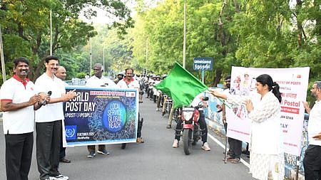 முக்கொம்பில் வியாழக்கிழமை இருசக்கர வாகன விழிப்புணா்வுப் பேரணியைத் தொடங்கிவைத்த மத்திய மண்டல அஞ்சல் துறைத் தலைவா் தி.நிா்மலா தேவி.