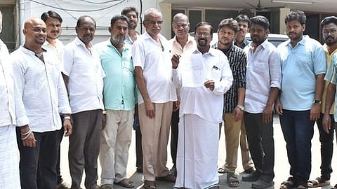 மாவட்ட காவல் கண்காணிப்பாளா் அலுவலகத்தில் மனு அளிக்க வந்த ஜவுளிச் சந்தை வியாபாரிகள்.