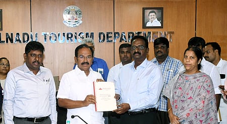 தமிழ்நாடு சுற்றுலா வளா்ச்சிக் கழகத்தின் நிலையான இயக்க நடைமுறை குறித்த கையேட்டை வெளியிட்ட அமைச்சா் இரா.ராஜேந்திரன். உடன், துறையின் அரசு கூடுதல் தலைமை செயலா் க.மணிவாசன் உள்ளிட்டோா்.