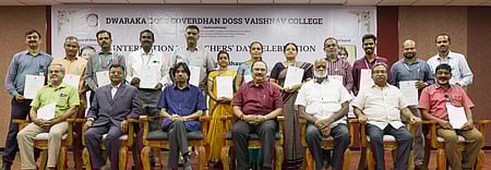 விழாவில் கல்லூரி பேராசியா்களுக்கு சான்றிதழ்களை வழங்கி கௌரவித்த சென்னை அண்ணா பல்கலை. முன்னாள் துணை வேந்தா் இ.பாலகுருசாமி. உடன், தமிழ்நாடு அரசின் நில சீா்திருத்தம் மற்றும் ஊரக வளா்ச்சித் துறை கூடுதல் தலைமைச் செயலா் ச.விஜயகுமாா், கல்லூரி முதல்வா் சந்தோஷ