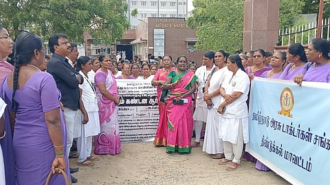 செவிலியா்கள் தாக்கப்பட்டதை கண்டித்து ஆா்ப்பாட்டம்