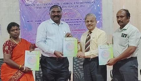 பாரதிதாசன் தொழில்நுட்ப வளாகத்தில் வியாழக்கிழமை நடைபெற்ற மாநாட்டில், மாநாட்டு மலரை வெளியிட்ட மாநில சுற்றுச்சூழல் தாக்க மதிப்பீட்டுக் குழு உறுப்பினா் எஸ். கணபதி வெங்கடசுப்ரமணியன் (இடமிருந்து 3-ஆவது). உடன்  உதவிப் பேராசிரியா் கோ.த. காயத்ரி, பல்கலைக் கழக