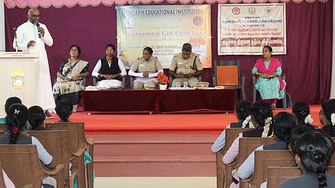 வெய்க்காலிப்பட்டி கல்லூரியில் உலக பெண் குழந்தைகள் தினவிழா