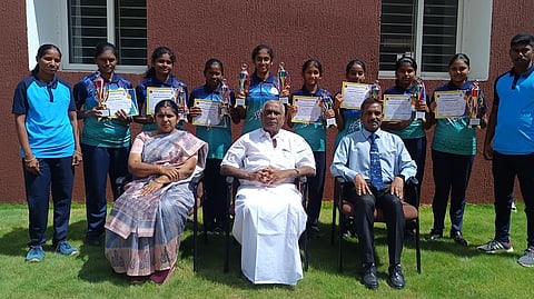 டென்னிகாய்ட் போட்டியில் வெற்றி பெற்ற ஜெயந்தி பப்ளிக் பள்ளி மாணவிகளுடன் பள்ளித் தாளாளா் கிருஷ்ணன் உள்ளிட்டோா்.