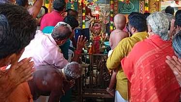திருச்செந்தூா் சுப்பிரமணிய சுவாமி கோயில் கடற்கரையில் குருபூஜை...