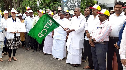 புகையிலையில்லா இளைஞா் நலன் விழிப்புணா்வு பிரசாரம்: முதல்வா் என். ரங்கசாமி தொடங்கி வைத்தாா்