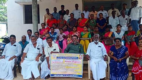 பேராவூரணியில் தொடக்க கூட்டுறவு வங்கி பணியாளா்கள் ஆா்ப்பாட்டம்