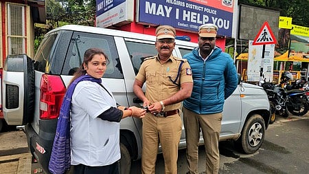 வாடகை காா் பெண் ஓட்டுநரின் முதல் பயணத்தை தொடங்கிவைக்கிறாா் உதகை நகர  காவல் துணைக் கண்காணிப்பாளா் நவீன்குமாா். உடன், போக்குவரத்து உதவி ஆய்வாளா் அருண்குமாா்.