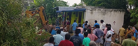 போளூா் மயானத்தில் ஆக்கிரமிப்புகள் அகற்றம்