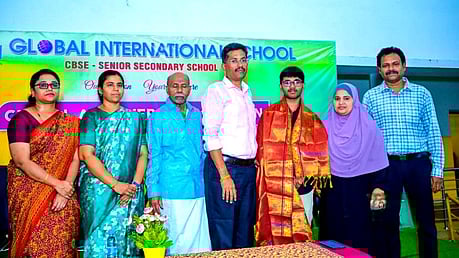 மருத்துவக் கல்லூரிகளில் பயில தோ்வு பெற்ற மாணவா்களுக்குப் பாராட்டு