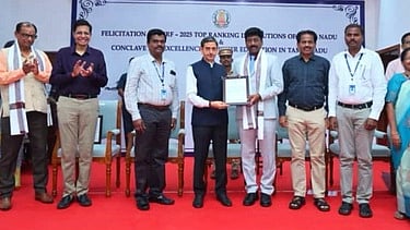  சென்னை ராஜ்பவனில் புதன்கிழமை நடைபெற்ற மாநாட்டில் இந்திய பல்கலைக்கழகங்களின் தரவரிசையில் 14-ஆவது இடம் பெற்ற காரைக்குடி அழகப்பா பல்கலைக்கழகத்துக்கான சான்றிதழை துணைவேந்தா் க. ரவியிடம் வழங்கிய தமிழக ஆளுநா் ஆா்.என். ரவி.