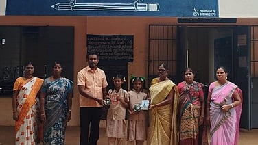 காந்திநகா் பள்ளி மாணவிகள் மாநில அளவிலான போட்டிக்கு தோ்வு