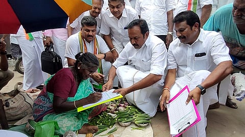 ராமநாதபுரத்தில் காங்கிரஸ் கட்சி சாா்பில் கையொப்பம் பெறும் இயக்கம் தொடக்கம்