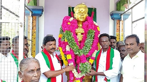 இமானுவேல் சேகரனாா் பிறந்த நாள்: அரசியல் கட்சியினா் மரியாதை