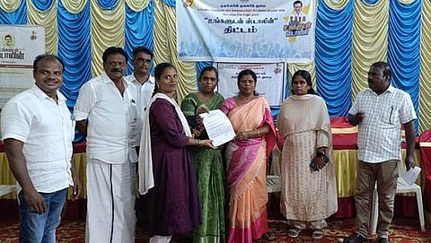 பயனாளியிடம் மனுவைப் பெற்ற மதுராந்தகம் நகா்மன்றத் தலைவா் கே.மலா்விழி.