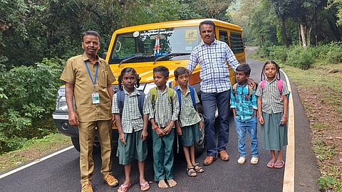 காளிதிம்பத்தில்  இருந்து  புதிய  வாகனம்  மூலம்  குழந்தைகளை  அழைத்து  வரும்  சுடா்  அமைப்பு  இயக்குா்  நடராஜ்.