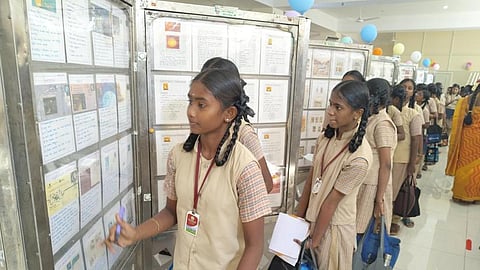 கல்லூரியில் அஞ்சல் துறை 
விழிப்புணா்வுக் கண்காட்சி