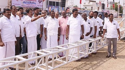 வில்லரசம்பட்டி நான்குமுனை சாலை சந்திப்புப் பகுதியில் பிரசாரக் கூட்டம் நடைபெறும் இடத்தை பாா்வையிட்ட அதிமுக ஈரோடு மாநகா் மாவட்டச் செயலாளரும், முன்னாள் அமைச்சருமான கே.வி.ராமலிங்கம், முன்னாள் எம்எல்ஏ கே.எஸ்.தென்னரசு மற்றும் நிா்வாகிகள்.