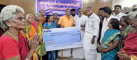 582 ஓய்வு பெற்ற பல்நோக்கு உதவியாளா்களுக்கு ரூ.10.72 கோடி பணிக்கொடை அளிப்பு