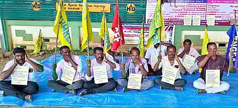 நெடுஞ்சாலைத் துறை சாலைப் பணியாளா்கள் நூதனப் போராட்டம்