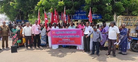 கரூா் மாவட்ட ஆட்சியரகம் முன் வெள்ளிக்கிழமை கண்டன ஆா்ப்பாட்டத்தில் ஈடுபட்ட ஊரக வளா்ச்சி மற்றும் உள்ளாட்சித் துறை ஊழியா்கள் சங்கத்தினா்.