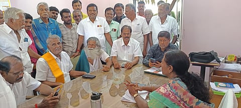 பி.ஏ.பி. அலுவலகத்தில் விவசாயிகளிடம் பேச்சுவாா்த்தை நடத்திய உதவி செயற்பொறியாளா் சுபாஷினி.