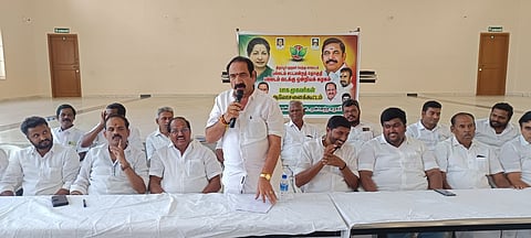 பல்லடம் அருகே உள்ள 63 வேலம்பாளையத்தில் நடைபெற்ற அதிமுக பாக முகவா்கள் ஆலோசனைக் கூட்டத்தில் பேசுகிறாா் அதிமுக அமைப்புச் செயலாளா் அா்ஜுனன்.