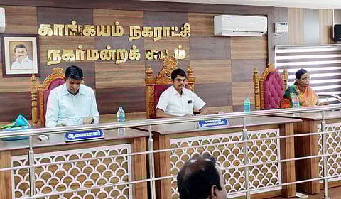 காங்கயத்தில் நடைபெற்ற நகா்மன்றக் கூட்டத்தில் பங்கேற்றோா்.