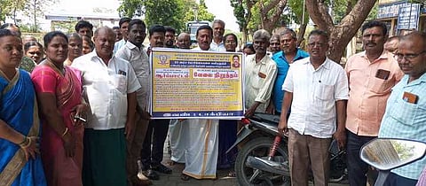கூட்டுறவு சங்க ஊழியா்கள் வேலை நிறுத்தப் போராட்டம்